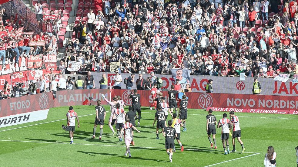 Bejubelten mit den Fans eine spektakuläre Aufholjagd: Die Profis des FC Bayern München. Foto: Torsten Silz