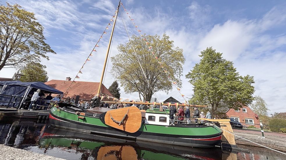 So sieht die Neue aus: Direkt vor der Schmiede Striek liegt die Tjalk „Johanna“. Foto: Christin Wetzel