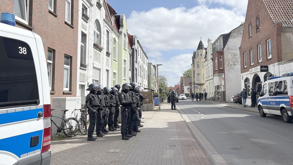 In Emden sind viele Polizisten im Einsatz.