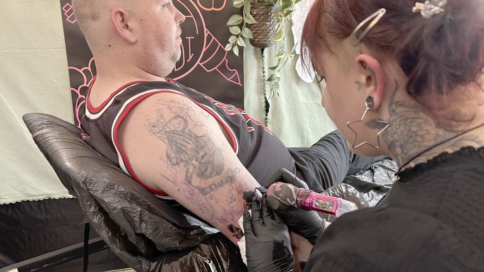 Künstlerin Mia Findi aus Köln hatte ein etwas aufwendigeres Motiv auf der Messe zu stechen. Foto: Christin Wetzel