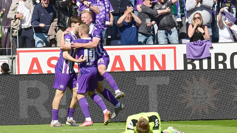 Riesenjubel nach dem 2:1: Bernd Riesselmann (links) wird vom ganzen Stadion und seinen Kollegen gefeiert. Foto: Helmut Kmme