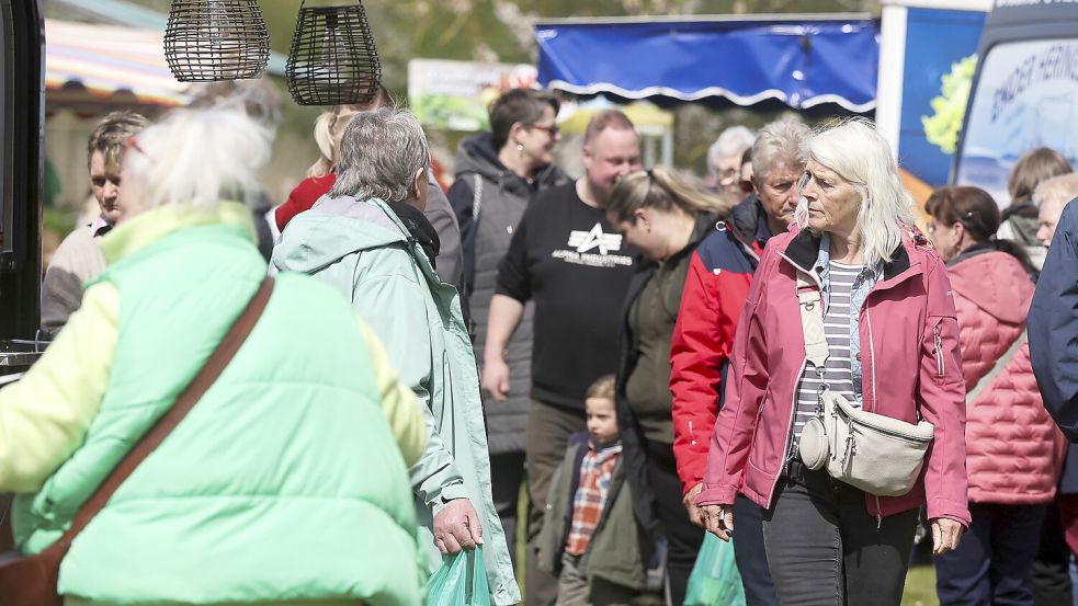 Ganz schön was los im Emder Ökowerk: Die Pflanzenbörse war wieder ein Erfolg. Foto: Jens Doden
