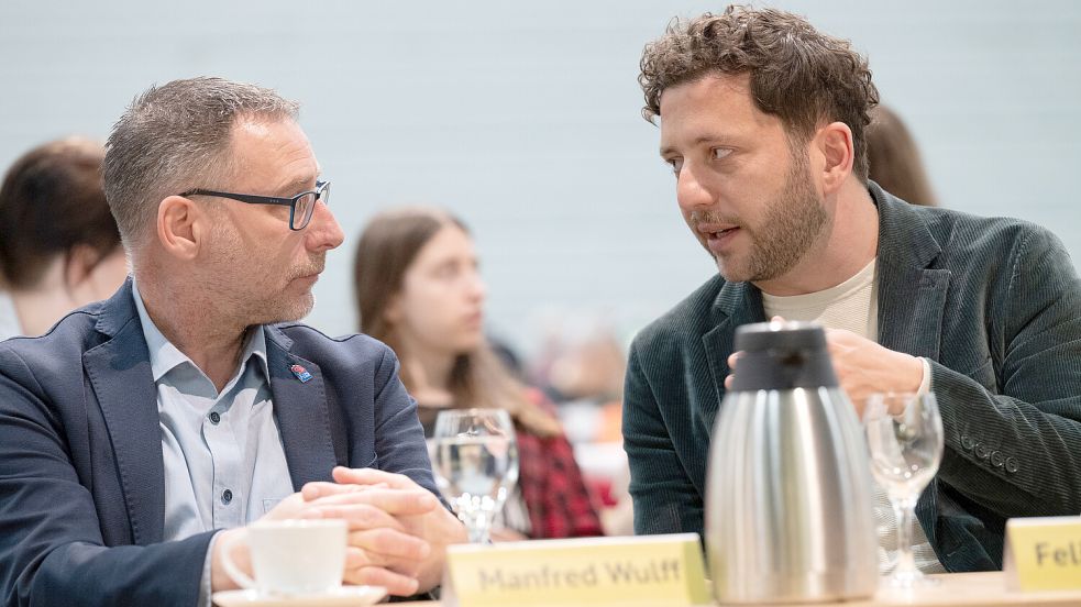 Zwei IG Metaller: Manfred Wulff, Betriebsrat von VW Emden, und Felix Banaszak, Co-Bundesvorsitzender der Grünen, am Samstag in der Nordseehalle Emden. Foto: Klaus Ortgies