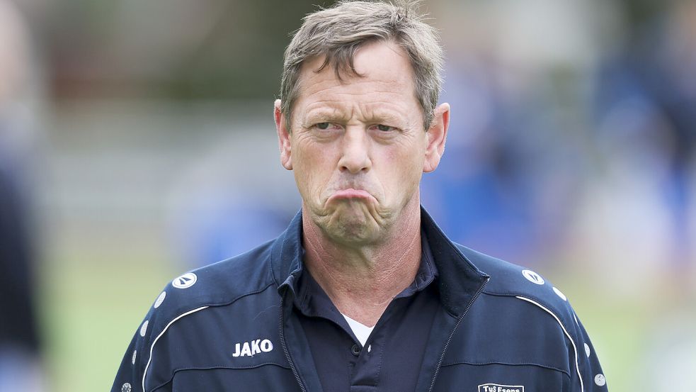 Esens-Trainer Ralf Backhaus hat eine enttäuschende Partie seiner Mannschaft aufzuarbeiten. Foto: Jens Doden, Emden