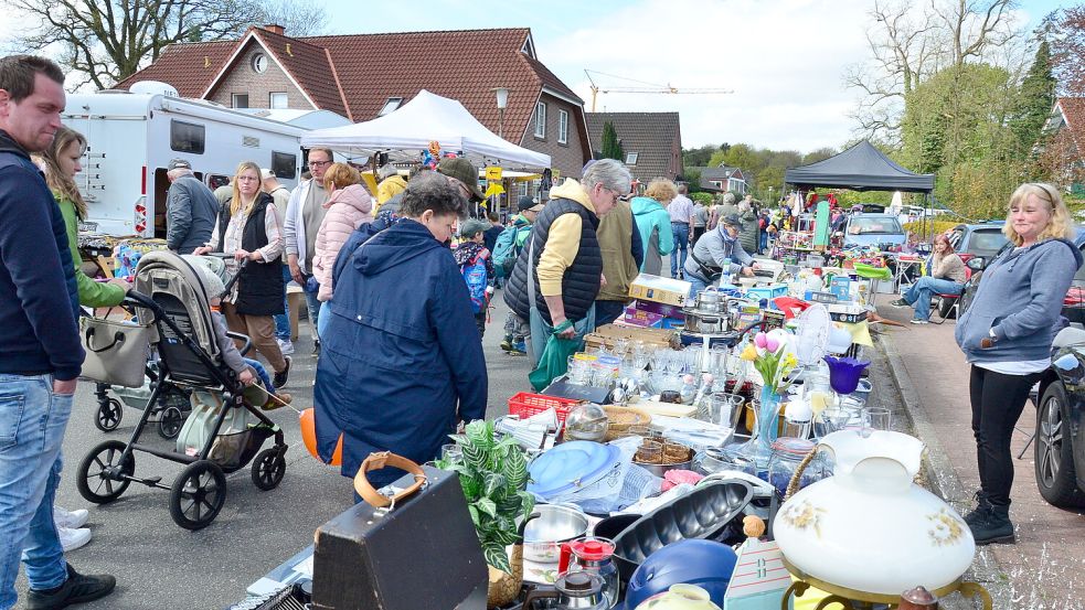 Stöbern und suchen nach Herzenslust: Viele Stände boten Trödel, Deko, Handgemachtes und Flohmarktware beim Frühlingsmarkt in Remels an. Foto: Hannah Lehmann