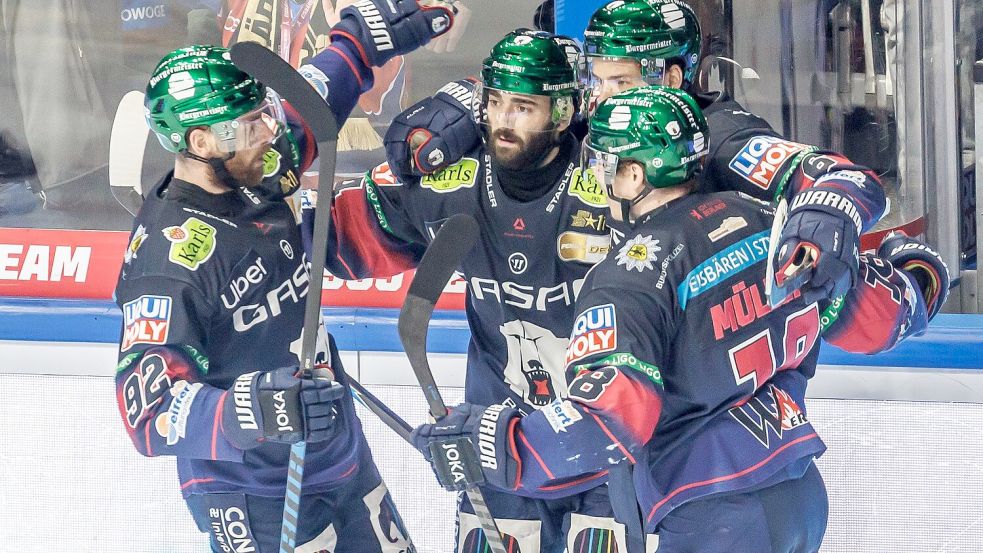 Die Eisbären Berlin hatten auch im zweiten DEL-Finale gegen Mannheim mehrfach Grund zum Jubeln – hier nach dem 2:0 von Liam Kirk (2.v.l.). Foto: Andreas Gora