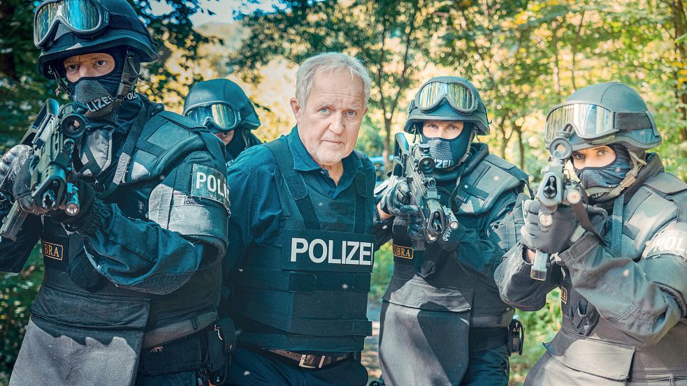 Harald Krassnitzer in der Rolle des Moritz Eisner (Mitte) muss einen renitenten Nachbarn befragen. Foto: © ORF/Petro Domenigg