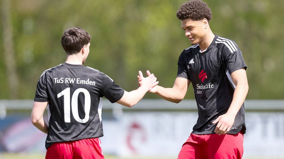 Die SG RW Emden/Kickers Emden II (links Tim Meyer, rechts Marvin Nwokocha) überholte im Tabellenkeller Holtriem. Das direkte Duell war mit einem 4:0 eine klare Sache. Foto: Jens Doden, Emden