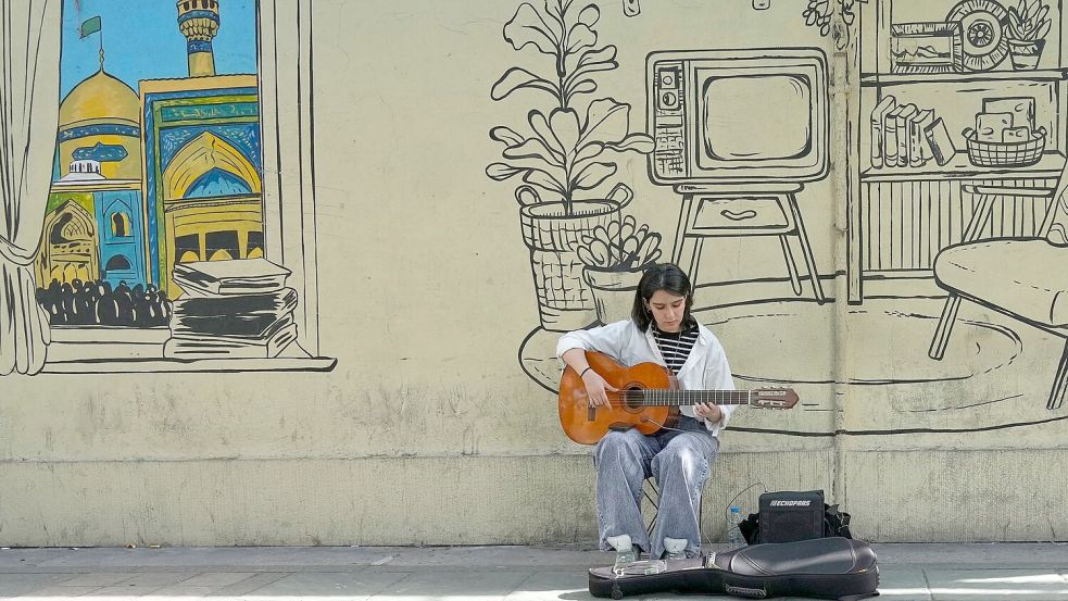 Dank der aktuellen Waffenruhe stellt sich in den Straßen Teherans auch wieder ein gewisser Alltag ein - doch viele befürchten, dass der Krieg noch nicht vorbei ist. (Archivbild) Foto: Vahid Salemi