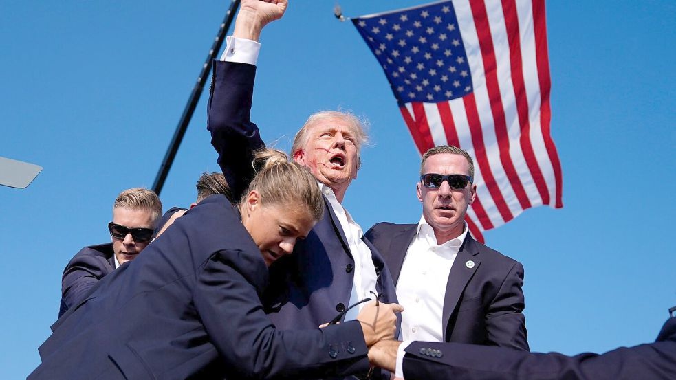 Trump triumphiert nach missglücktem Attentat in Butler. (Archivbild) Foto: Evan Vucci/AP/dpa