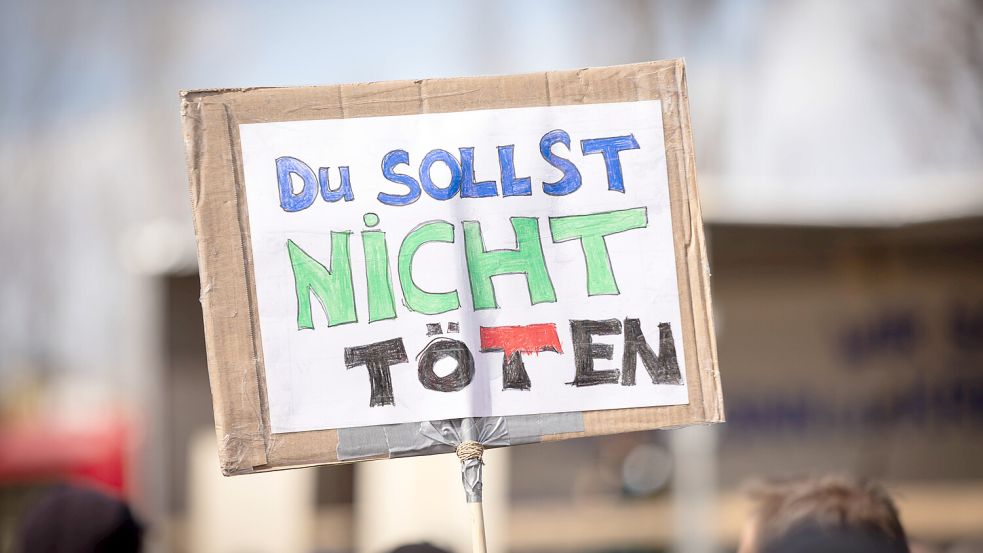 Friedensaktivisten erinnern an das alttestamentarische 5. Gebot. Foto: IMAGO/Hans Scherhaufer