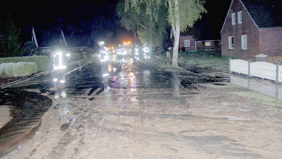 Durch die Wucht des Wassers wurde massiv Sand auf die Heidjer Straße getragen. Foto: Joachim Rand