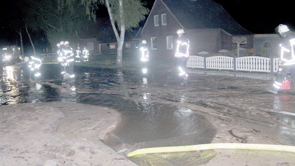 Durch die Wucht des Wassers wurde massiv Sand auf die Straße getragen. Foto: Joachim Rand