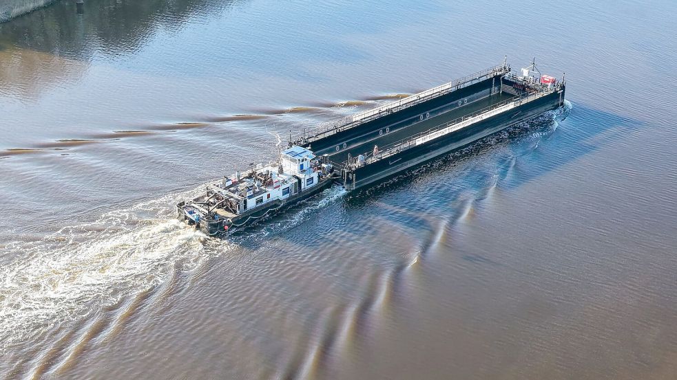 Der für den Transport des Buckelwals vor Poel gedachte Lastkahn passiert den Nord-Ostsee-Kanal. Foto: Bodo Marks