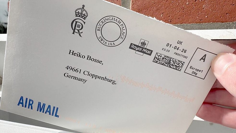 Ganz offensichtlich keine Rechnung: Neben dem Buckingham-Palace-Stempel ziert das königliche Wappen Charles III. den Briefumschlag. Foto: Heiko Bosse