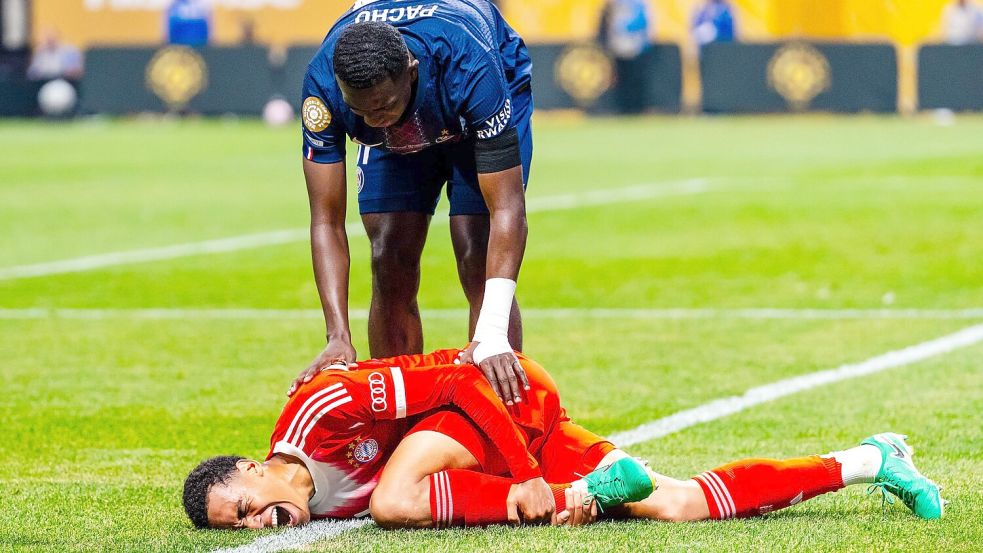 Der Schockmoment: Jamal Musiala liegt bei der Club-WM schwer verletzt auf dem Rasen. (Archivbild) Foto: Malachi Gabriel