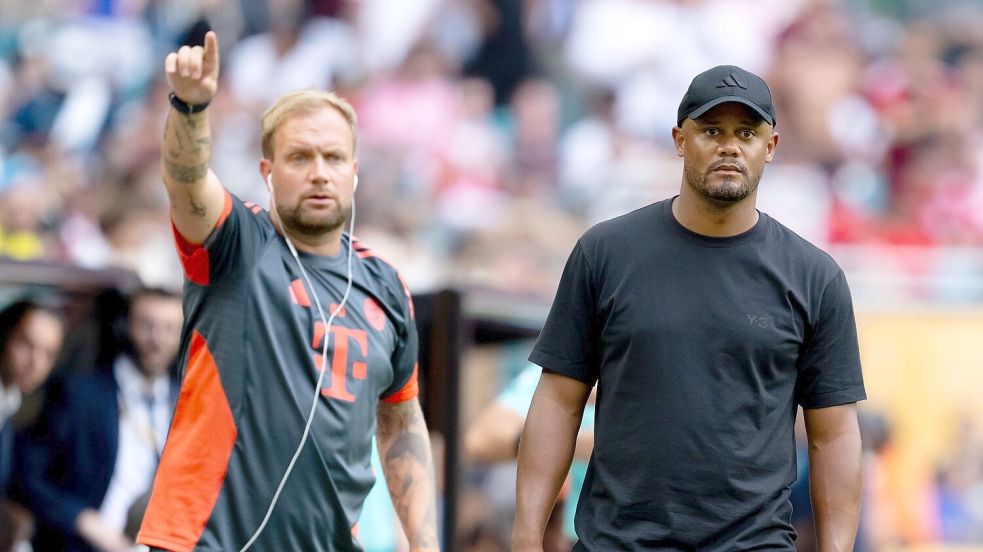 Rollentausch in Paris: Assistent Aaron Danks (l) wird den gesperrten Chefcoach Vincent Kompany am Spielfeldrand vertreten. (Archivbild) Foto: Sven Hoppe