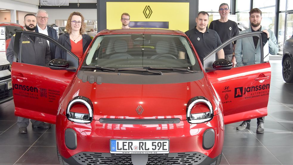 Das Leeraner Renault-Team von Janssen Automobile erwartet viele Besucher, die den brandneuen Renault Twingo ausprobieren möchten. Foto: Uwe Prins