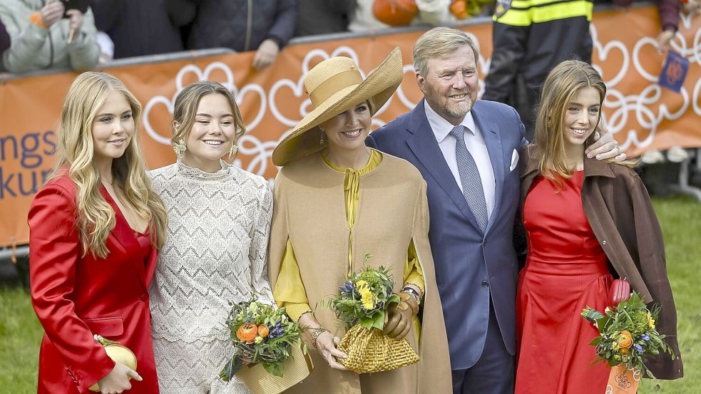Prinzessin Amalia, Prinzessin Ariane, Königin Máxima, König Willem-Alexander und Prinzessin Alexia (von links) posieren bei den Feierlichkeiten zum Königstag für ein Foto. Foto: Jilmer Postma