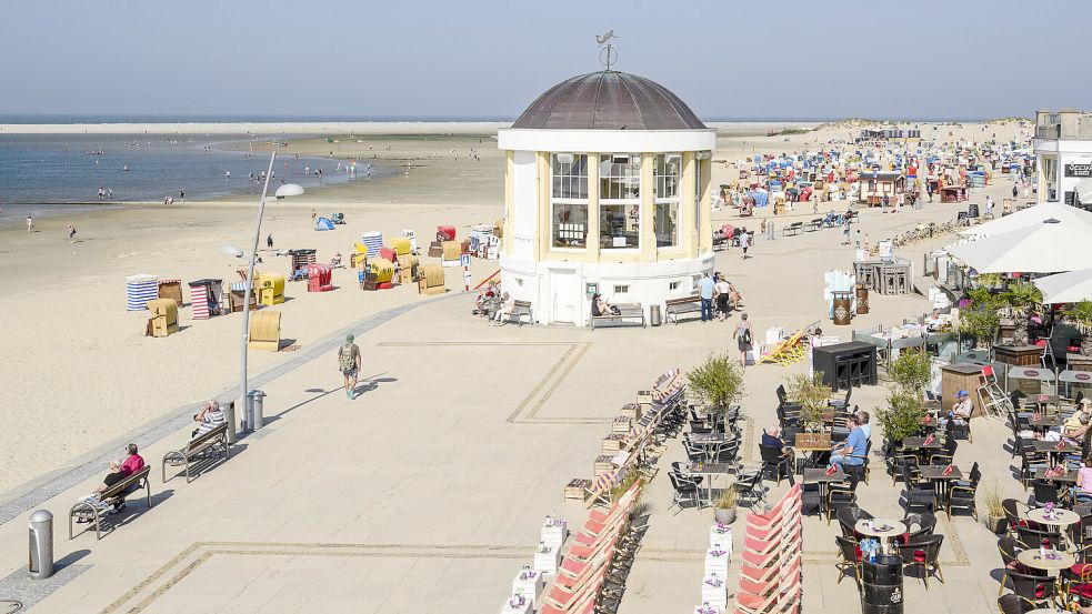 Der Tourismus ist ein wichtiger Pfeiler der ostfriesischen Wirtschaft – hier eine Aufnahme von der Strandpromenade auf Borkum. Foto: Klaus Bold/Zoonar/Imago