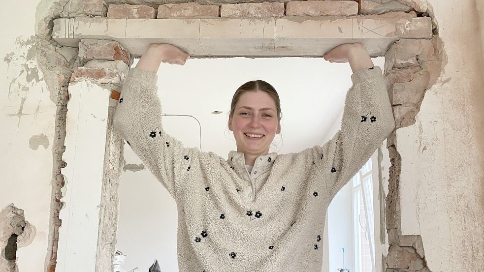 Hannah Berchem unter dem selbst eingebauten Türsturz. Foto: Imke Oltmanns