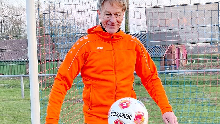 Andreas Meinders (Moin-Ratsmitglied) setzt sich für eine Leichtathletikanlage mit Kunstrasenplatz ein. Foto: privat