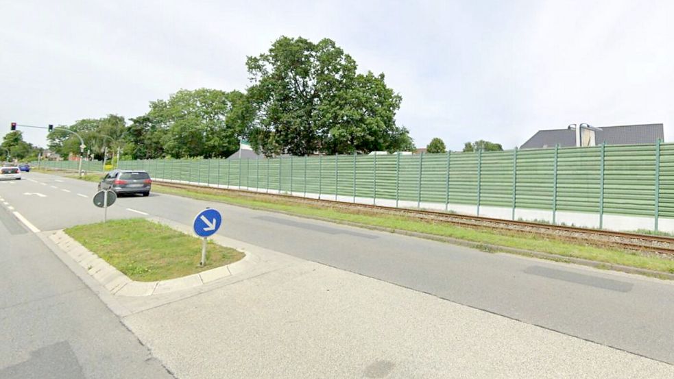 In der Machbarkeitsstudie stellten Gutachter grafisch dar, wie die Ortsdurchfahrt nach dem Bahn-Ausbau und der Errichtung der Lärmschutzwand aussehen könnte. Grafik: Emch und Berger