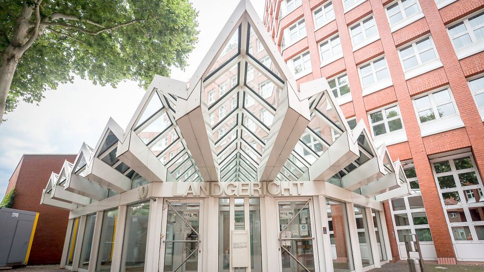 Ein 45-Jähriger aus Osnabrück steht in Münster vor Gericht. Er soll mit zwei weiteren Angeklagten mehr als 225.000 Euro auf ein privates Konto gelenkt haben. Foto: IMAGO/Rüdiger Wölk