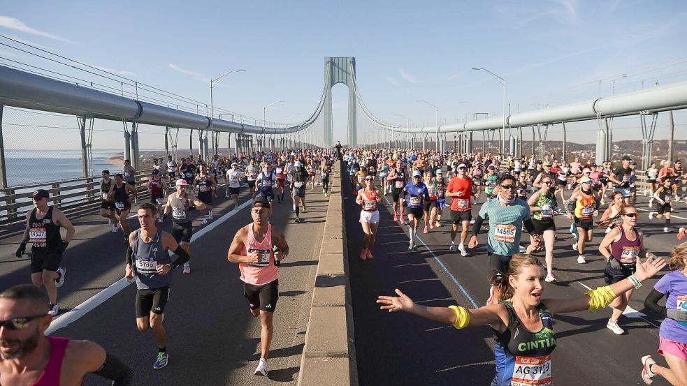 Läufer überqueren die Verrazzano Narrows Bridge beim New York City Marathon (Archivbild). Foto: Heather Khalifa/FR172147 AP/AP/d