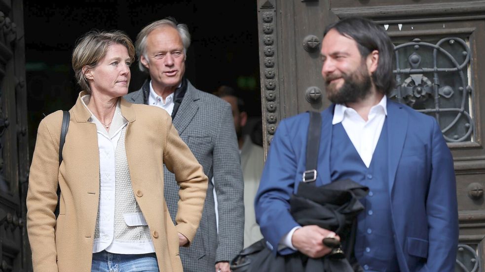 Christina Block, ihr Anwalt Ingo Bott (rechts), und Gerhard Delling. Rund 100 Verhandlungstage sind im Block-Prozess geplant. Foto: Christian Charisius