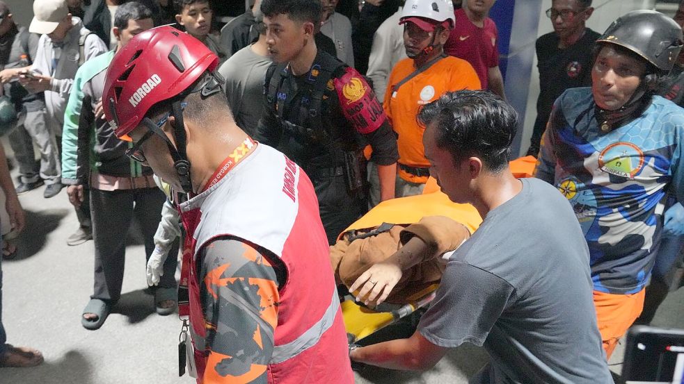 Retter tragen eine Frau auf einer Trage. Foto: Ahmad Ibrahim