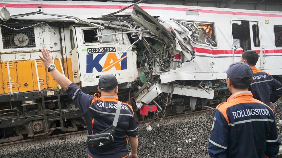 Das Unglück passierte zwischen einem Pendlerzug und einem Fernverkehrszug. Foto: Tatan Syuflana