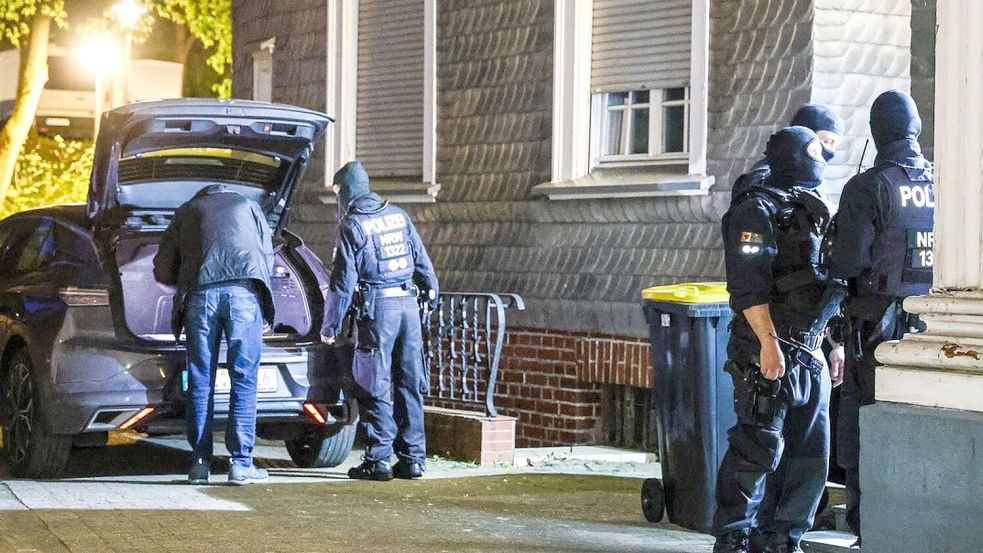 Etwa hier in Hagen waren vermummte und bewaffnete im Einsatz. Foto: Alex Talash/dpa