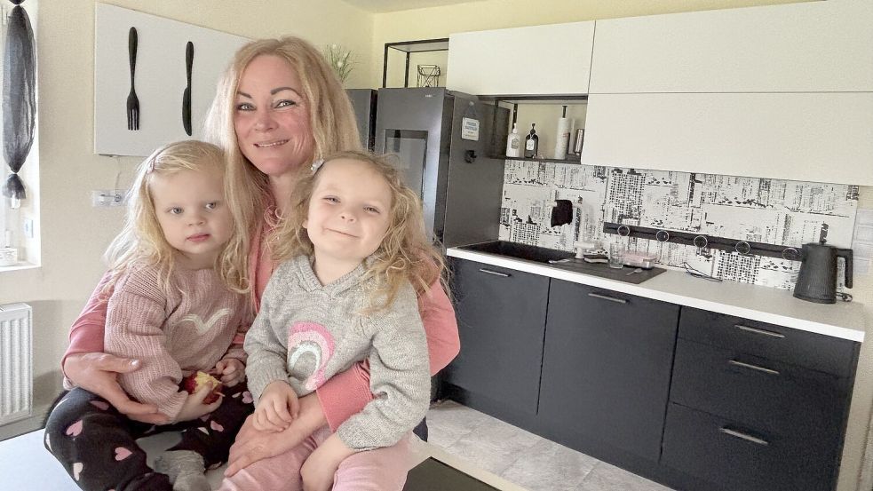 Selina Linke hat wieder gut lachen: Sie hat wieder eine Küche, in der sie zusammen mit ihren Töchtern Mayla (links) und Malou Essen zubereiten kann. In diesem Raum hatte ihr Ex-Mann 2023 das Feuer gelegt. Foto: Susanne Ullrich