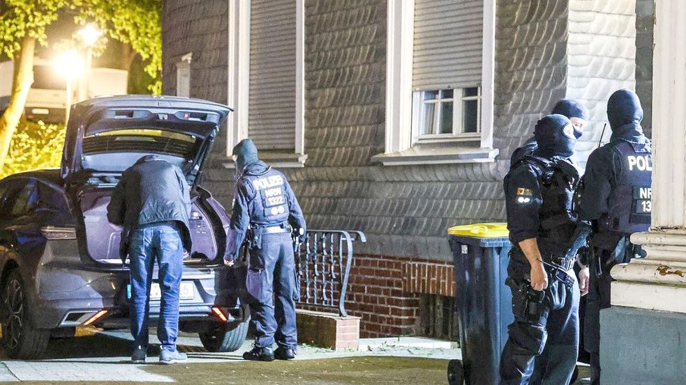 Mit einer großangelegten Razzia geht die Polizei in Nordrhein-Westfalen gegen die Rockergruppe „Hells Angels“ vor. Foto: Alex Talash/dpa