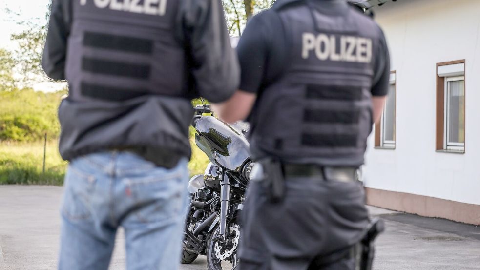 Polizisten beschlagnahmen bei einer Razzia gegen die Rockergruppe „Hells Angels“ ein Motorrad. Foto: Christoph Reichwein