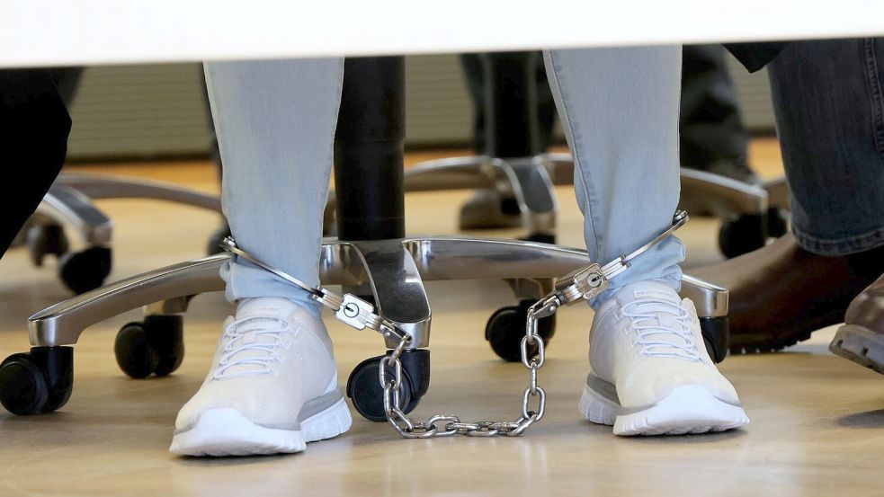 Die Angeklagte wurde zunächst mit Fußfesseln in den Gerichtssaal geführt, die ihr aber später abgenommen wurden. Foto: Bernd Wüstneck