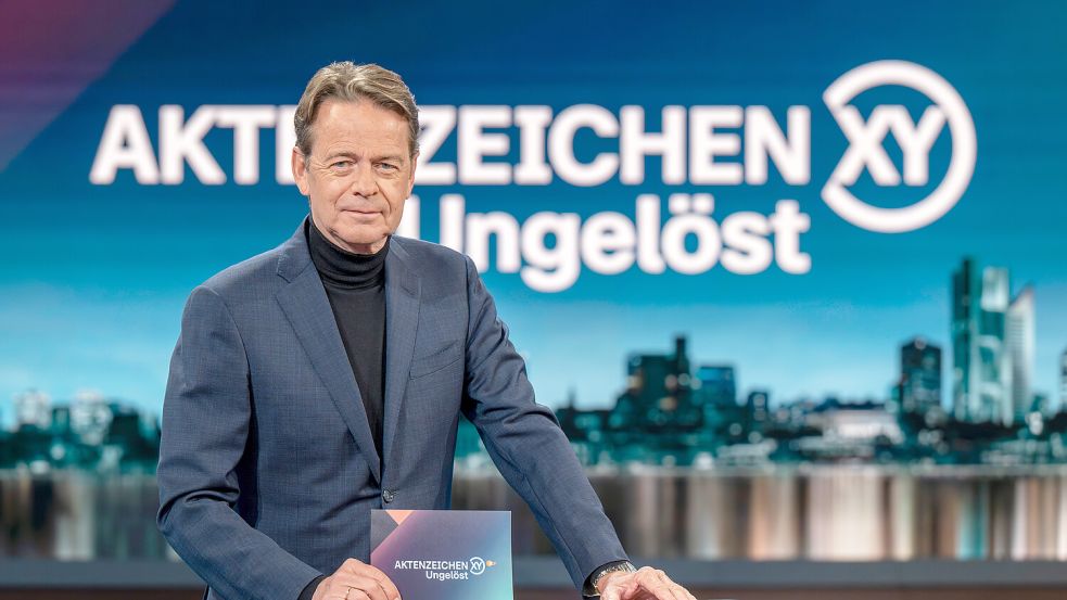 Moderator Rudi Cerne steht im ZDF-Studio der Sendung „Aktenzeichen XY…ungelöst“. Foto: Peter Kneffel/dpa