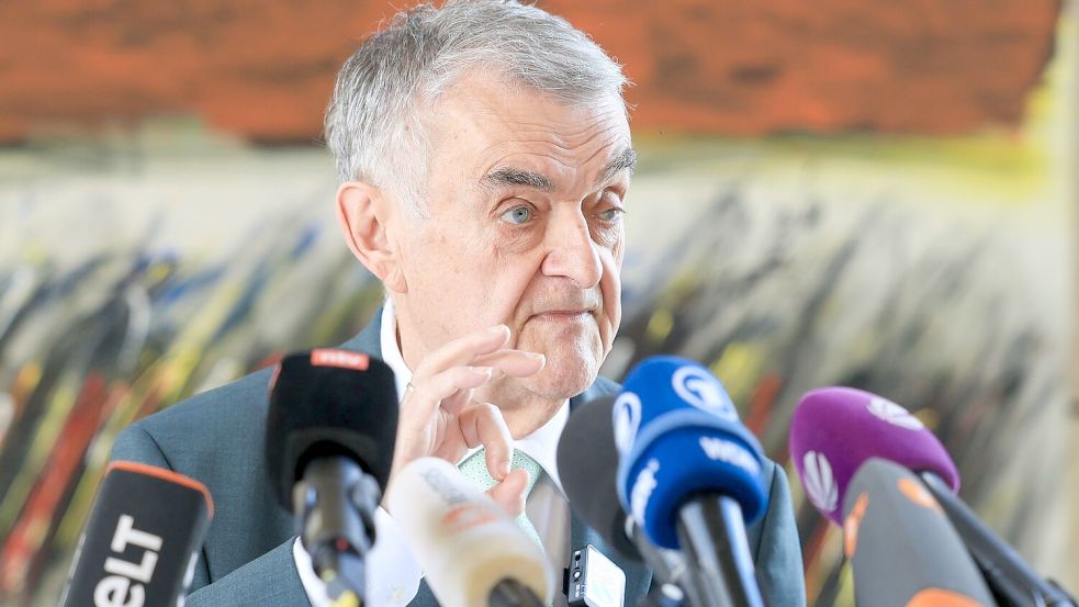 „Wer mit Waffen, Drogen, Gewalt und Einschüchterung sein Geld verdient, muss jederzeit damit rechnen, dass die Polizei morgens im Schlafzimmer steht. Nicht als Gast, sondern mit Durchsuchungsbeschluss“, sagte NRW-Innenminister Herbert Reul (CDU). Foto: Christoph Reichwein