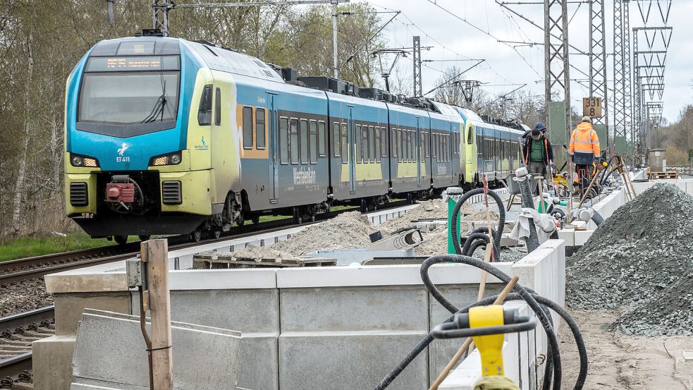 Die Bauarbeiten an den Bahnsteigen in Neermoor gehen dem Ende entgegen (Foto vom 10. April 2026). Zum 1. Mai kann man dort ein- und aussteigen. Foto: Klaus Ortgies/Archiv