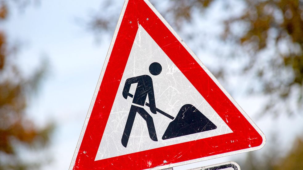 Ein Baustellenschild steht an einer Straße. Symbolfoto: dpa/Stefan Sauer