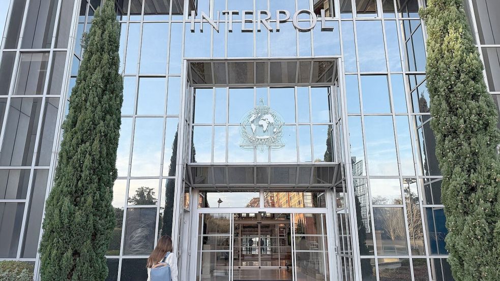 Sitz von Interpol in Lyon (Archivbild). Vor mehr als 20 Jahren wurde ihre Leiche in einer Regentonne in Frankreich gefunden - nun ist die Frau identifiziert und ein Verdächtiger geschnappt. Foto: Rachel Sommer/dpa