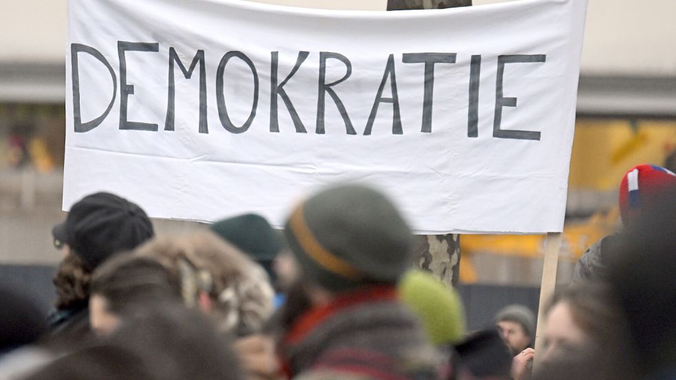 Eine Aktion für Demokratie und Vielfalt ist am Sonnabend, 2. Mai, in Marienhafe geplant. Foto: DPA