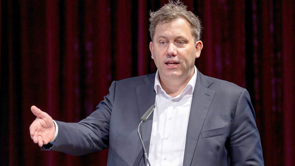 Kleines Wunder: Der Fehlbetrag von 30 Milliarden Euro im Haushalt ist verschwunden. Lars Klingbeil drängt die Ministerien zu Einsparungen. Foto: David Inderlied