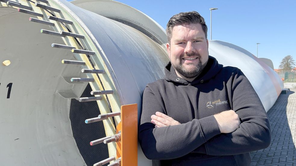 Eike Sanders (Windmeister) vor einem Rotorblatt: Die gebrauchten Komponenten lagern noch am Gründerzentrum – Ende 2026 soll der Umzug ins Gewerbegebiet D11 an der Oldenburger Straße folgen. Foto: Nicole Böning