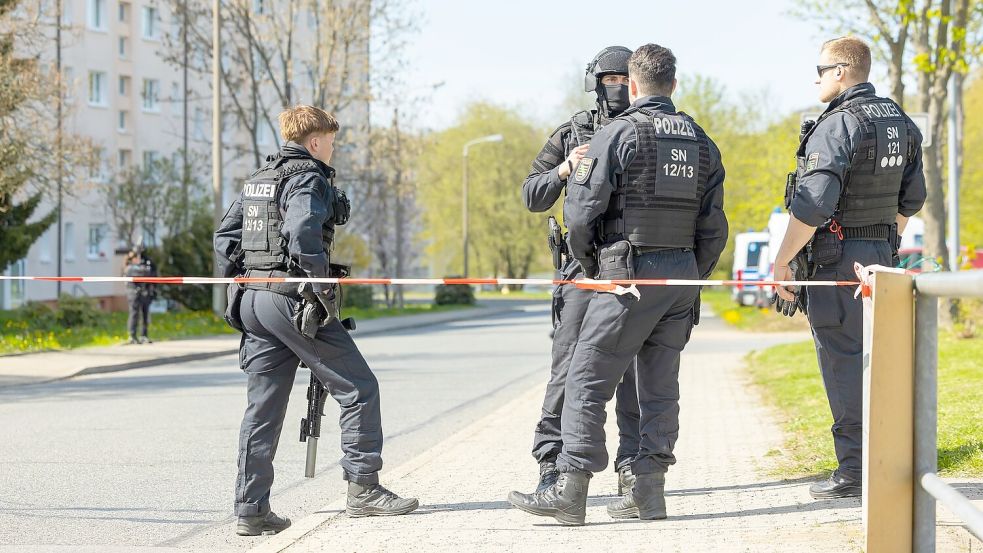 In Sachsen sind zwei Leichen und ein Schwerverletzter im Bereich eines Mehrfamilienhauses gefunden worden. Foto: Jürgen Lösel/dpa