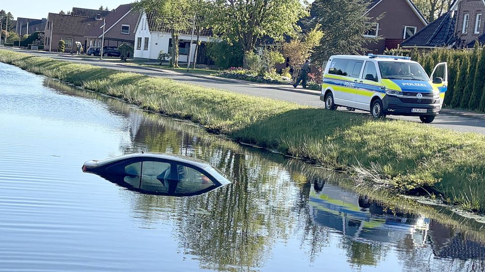 Der Skoda eines 33-jährigen Cloppenburgers landete in Ostrhauderfehn im Kanal. Foto: Henrik Zein