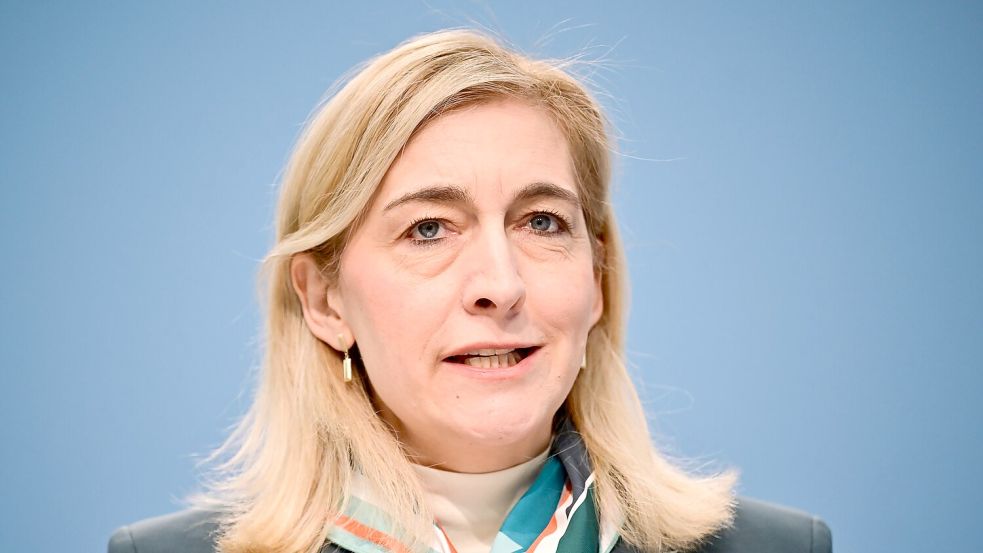 „Wir haben ein Milliardenloch in der gesetzlichen Krankenversicherung, und wenn wir das jetzt nicht schließen und wenn wir nichts gegen die steigenden Beiträge tun, dann haben alle höhere Belastungen“, sagte Warken. (Archivbild) Foto: Sebastian Christoph Gollnow/dpa