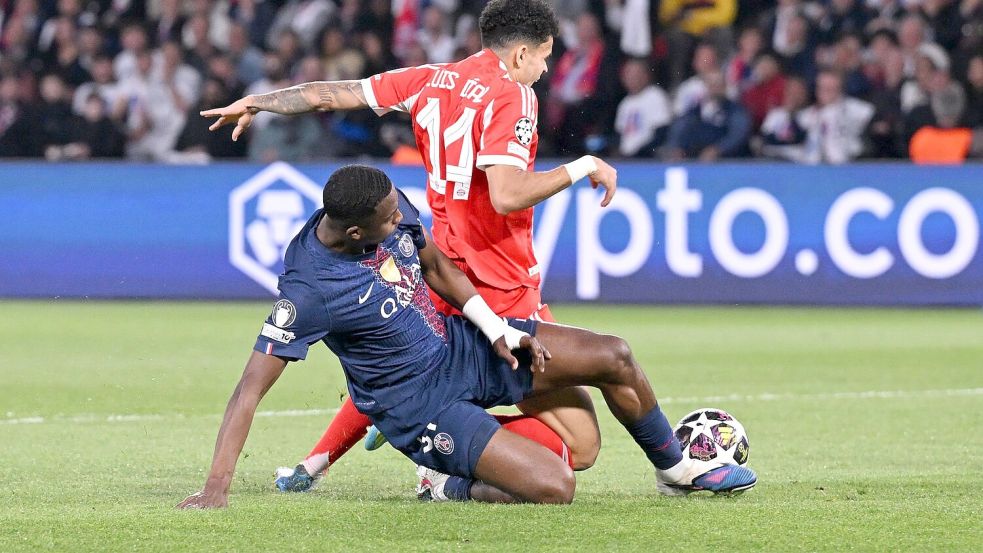 Luis Díaz holt gegen Willian Pacho einen Strafstoß für Bayern heraus. Foto: Federico Gambarini/dpa