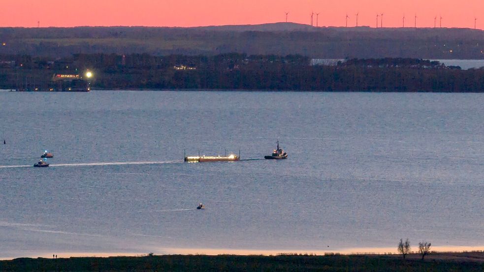 Das Schleppschiff Robin Hood (r) schleppt die Barge in die Ostsee Richtung Fehmarn. Foto: Bodo Marks